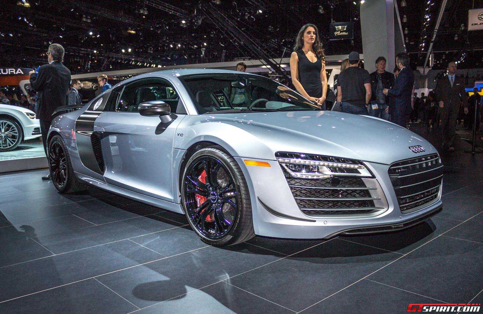 Cung cấp sức mạnh cho xe là khối động cơ V10 5,2 lít, hút khí tự nhiên, công suất 570 mã lực, tăng 20 mã lực so với phiên bản tiêu chuẩn. Với sức mạnh mẽ, R8 Competition có thể tăng tốc từ 0-100 km/h trong khoảng 3,2 tiaay và có thể đạt vận tốc tối đa 319 km/h.