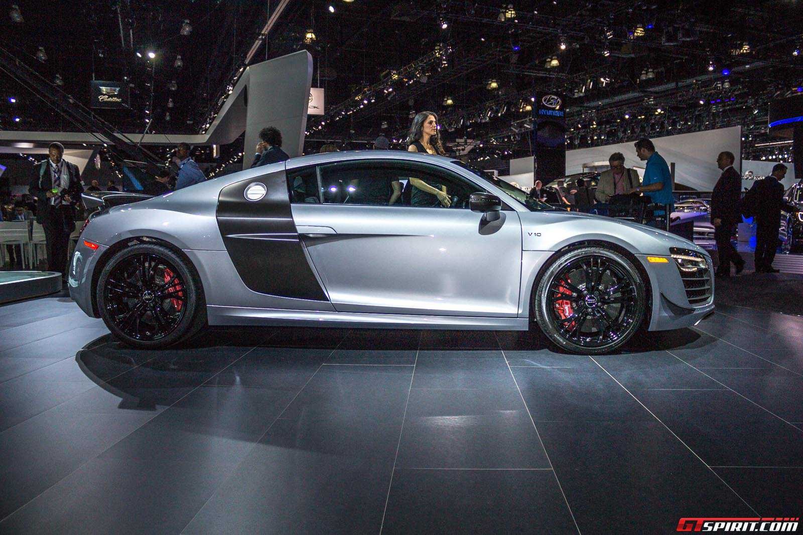 Ngoại hình của R8 Competition nhận được những chi tiết làm từ sợi carbon như khuếch tán gió sau, khoang động cơ, gương chiếu hậu, khuếch tán gió trước… Vành xe được sơn đen bóng. Trang bị an toàn cho xe là hệ thống phanh đĩa xứ. 