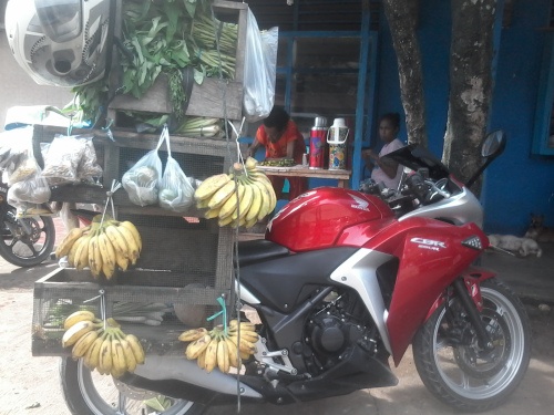 Dung Honda CBR250R di ban hang rong hinh anh