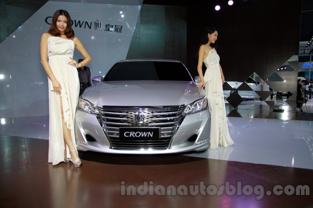 Mẫu sedan hàng đầu của Toyota được chắp bút bởi những nhà thiết kế chuyên nghiệp về các lĩnh vực trang sức, kiến trúc và hàng không. Sự xuất hiện của Crown mới được kỳ vọng sẽ nối tiếp chuỗi thành công của mẫu xe này trong quá khứ. 