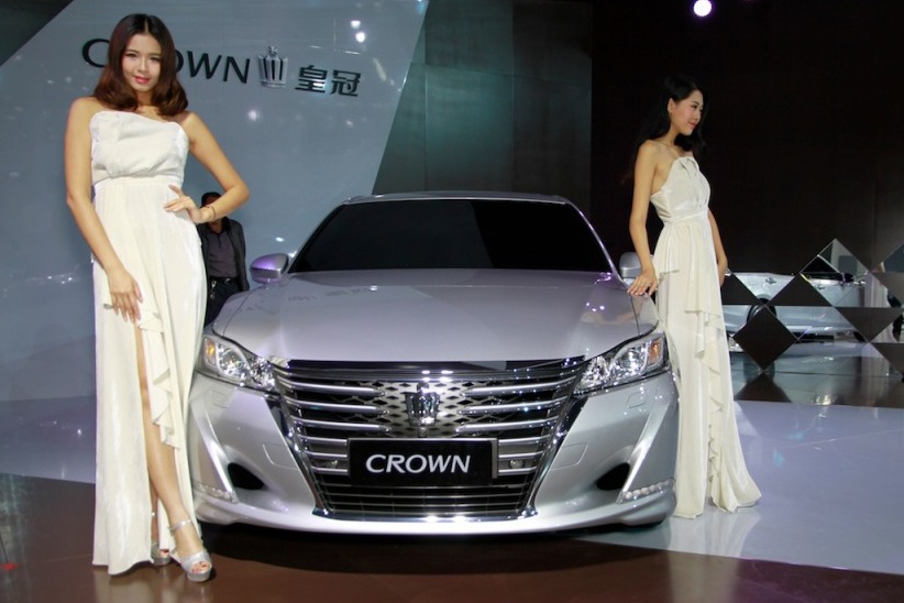 Can canh Toyota Crown 2015 moi ra mat hinh anh