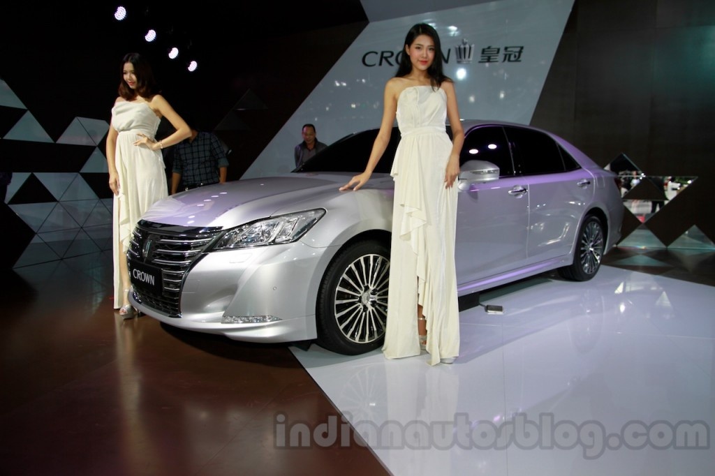 Ở phiên bản mới, Crown được trang bị lưới tản nhiệt lớn, đèn pha LED, đèn hậu LED. Nội thất xe hiện đại với màn hình hiển thị TFT 13 inch, có cảm ứng. So với thế hệ trước, bảng táp lô của xe có sự thay đổi nhẹ ở cách bố trí nút điều khiển, vị trí điều hòa. Toàn bộ nội thất được bọc da cao cấp. Theo đại diện của Toyota, Crown mới được thiết kế lại kết hợp giữa các giá trị truyền thống và những công nghệ mới. 