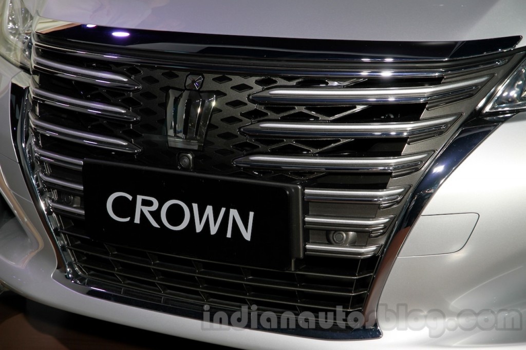 Crown 2015 gồm có 2 phiên bản động cơ 2,5 lít hút khí tự nhiên và động cơ tăng áp 2,0 lít. Hiện tại thông số chi tiết của xe chưa được tiết lộ. Tuy nhiên, Toyota cho biết Crown 2015 được trang bị nhiều tính năng an toàn như hệ thống phát hiện nguy cơ tai nạn PCS, phát hiện điểm mù BSM…