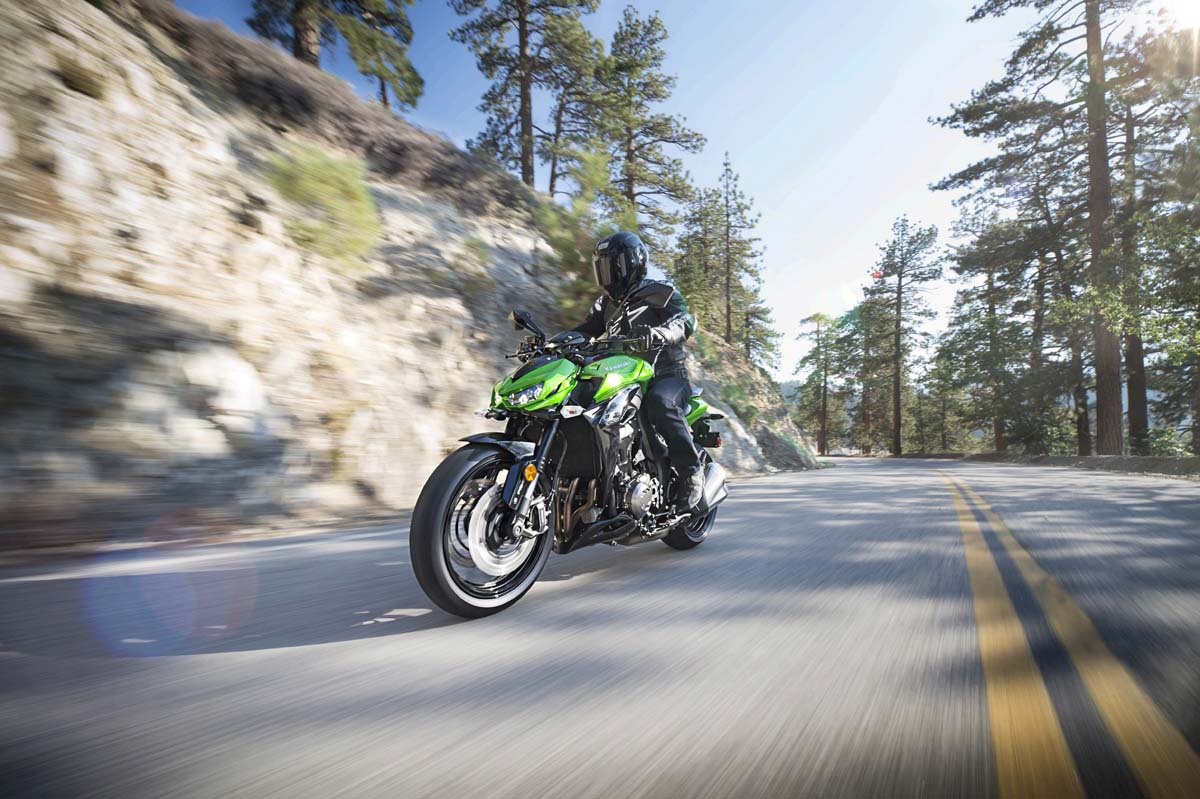 Kawasaki Z1000 2015 được phối lại màu sơn xe, với màu xanh lá chủ đạo. Cụm đèn pha