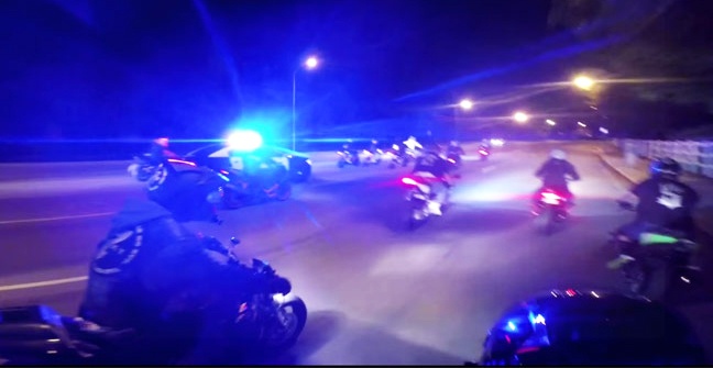 Doan quai xe bi canh sat dung o to va truc thang truy doi tren pho hinh anh