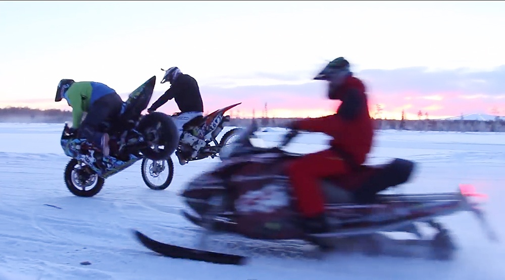 Gan vit vao lop de bieu dien xe mao hiem tren duong tuyet hinh anh