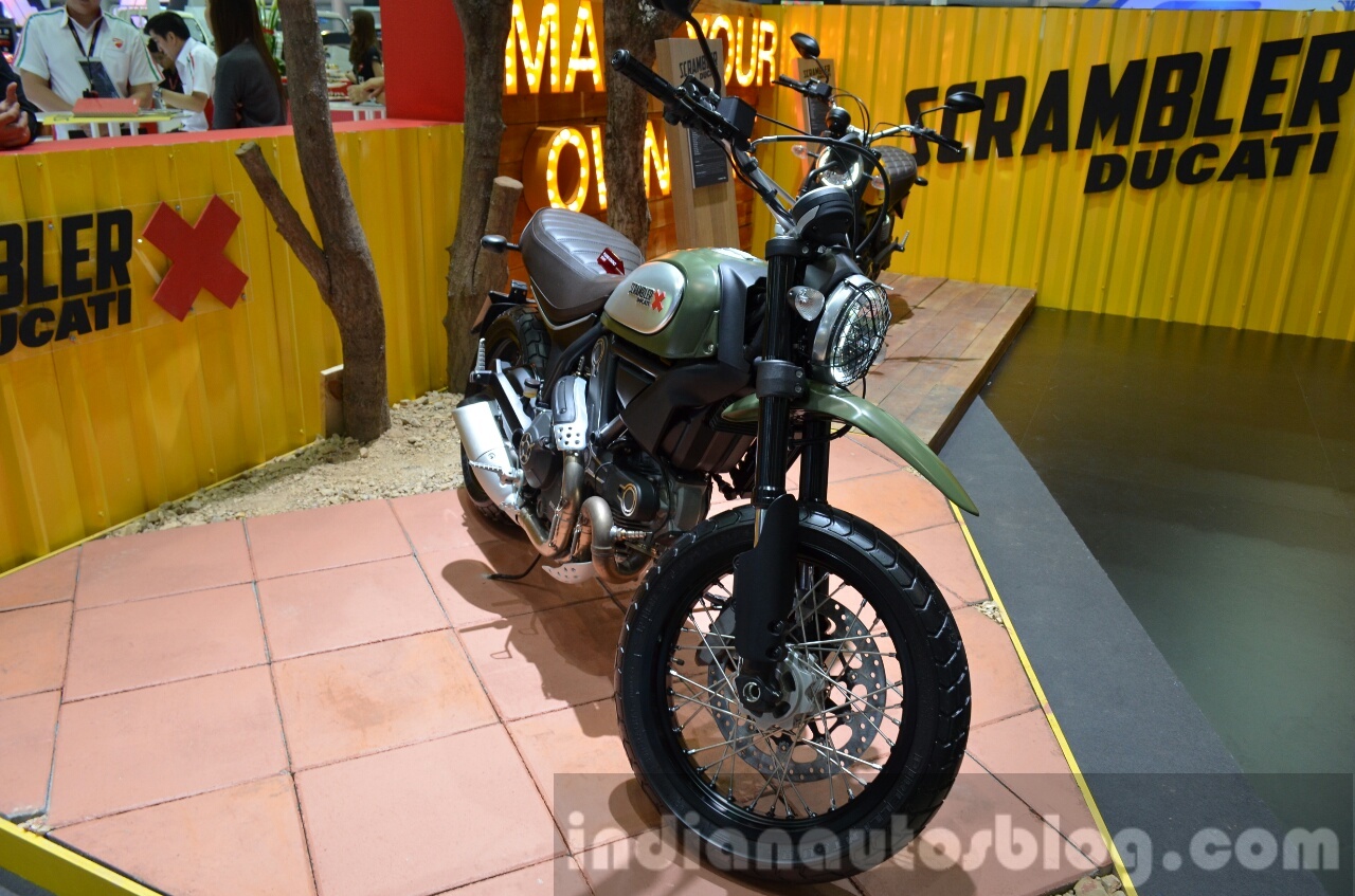 Scrambler sở hữu thiết kế mang hướng hoài cổ, tuy nhiên hãng xe Ý đã bổ sung thêm nhiều chi tiết hiện đại, giúp chiếc xe mang sự tính tế, không hề đơn điệu. Những điểm nhấn đáng chú ý trên thân là ở phong cách thiết kế đơn giản, cụm đèn pha tròn cổ điển sử dụng bóng LED,  cụm đồng hồ hiển thị hiện đại…