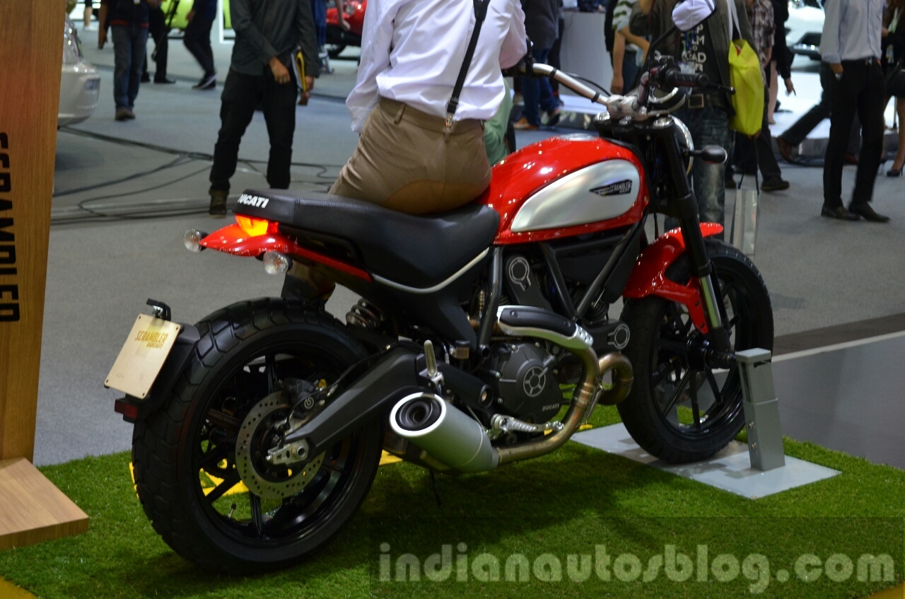 Thiết kế khung sườn dạng mắt cáo được treo trên hệ thống giảm xóc dạng telescopic phía trước và giảm xóc monoshock phía sau. Trang bị an toàn cho xe là hệ thống phanh đĩa Brembo, tích hợp chống bó cứng phanh ABS. 