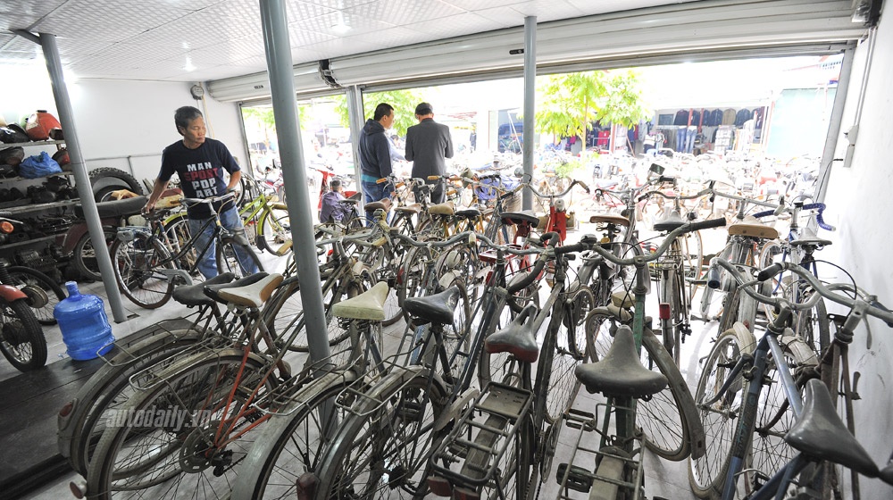 Nói chủ nhân của “kho” xe cổ là những “tay chơi” cũng đúng, bởi trong giới sưu tầm xe cổ, họ thuộc vào bậc “lão làng”. Mỗi người lại có chút ngang tàng, khí khái, biệt dị trong cách tìm mua xe, “giữ” xe và cách “đối xử” với từng chiếc xe.