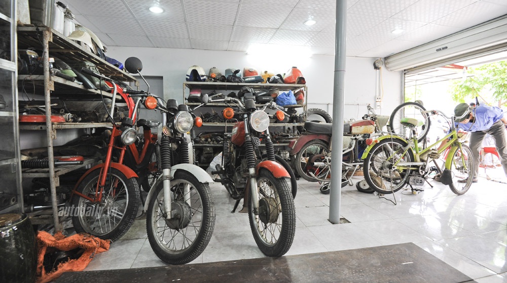 Chiếm số lượng nhiều nhất trong “kho” xe “có một không hai” này là xe của ông Trần Thiết Cường - một “thợ săn” xe cổ có tiếng đất Hà Thành – người vẫn được anh em chơi xe gọi bằng cái tên thân mật là Bác Cường “đồng nát” hay “Văn Điển tiên sinh”.