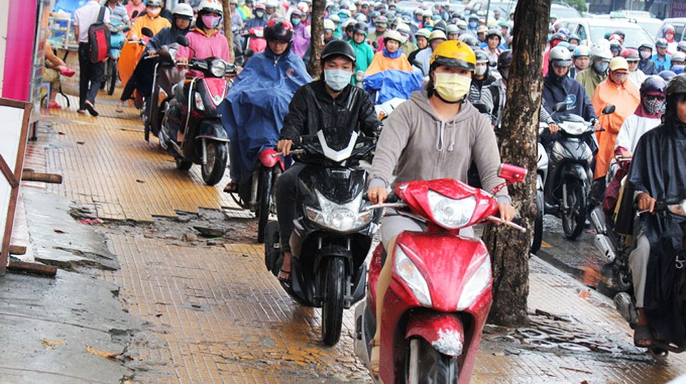 47% nguoi Viet tung di xe may tren via he hinh anh