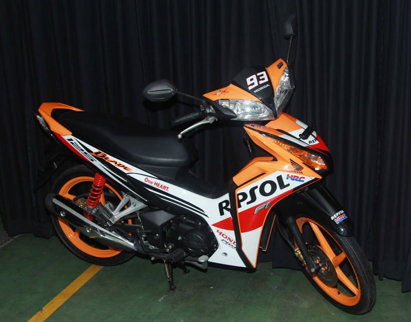 Honda gioi thieu bo doi CBR150R va Blade 125 Fi ban dac biet hinh anh
