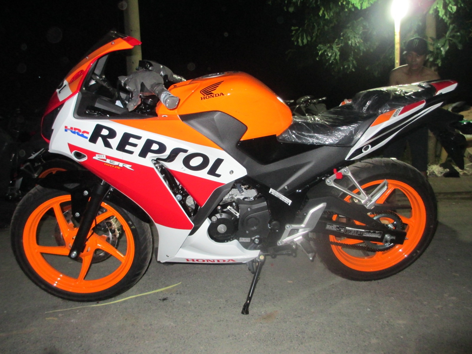 Bên cạnh đó, CBR150R 2015 còn có sự thay đổi ở thiết kế dàn vỏ, với kiểu dáng lấy cảm hứng từ siêu mô tô CBR1000RR Fireblade. Sự thay đổi ở thiết kế dàn vỏ kéo theo thiết kế khung sườn của CBR150R 2015 cũng thay đổi, khi Honda trang bị hệ khung sườn có trọng lượng nhẹ và chắc chắn hơn. Hệ khung sườn này kết hợp cùng bộ giảm xóc Pro-link phía sau giúp xe vận hành ổn định hơn. 