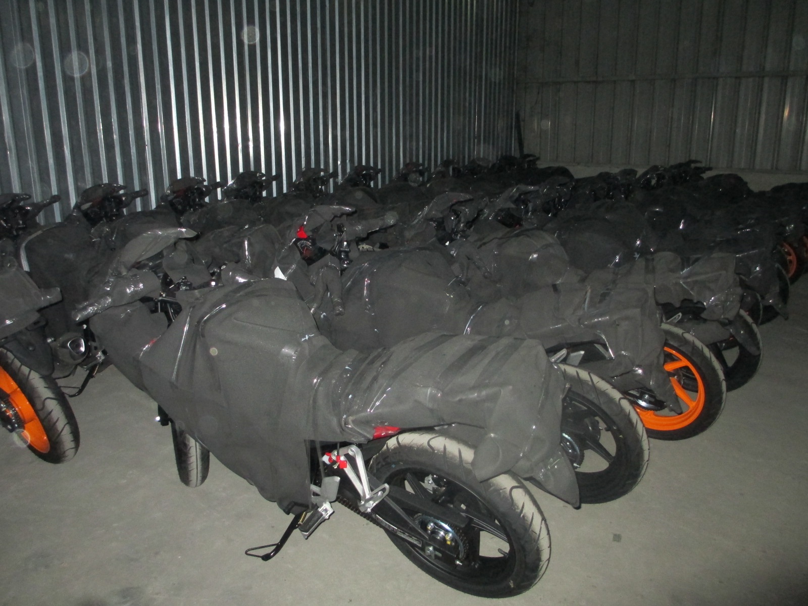 Cùng với Yamaha R15, Honda CBR150R là dòng xe sportbike được nhiều người chơi xe lựa chọn và khá phổ biến tại Việt Nam. Phiên bản CBR150R 2015 có sự thay đổi khá nhiều ở kiểu dáng thiết kế, mang tính tích cực hơn so với phiên bản trước đó. 