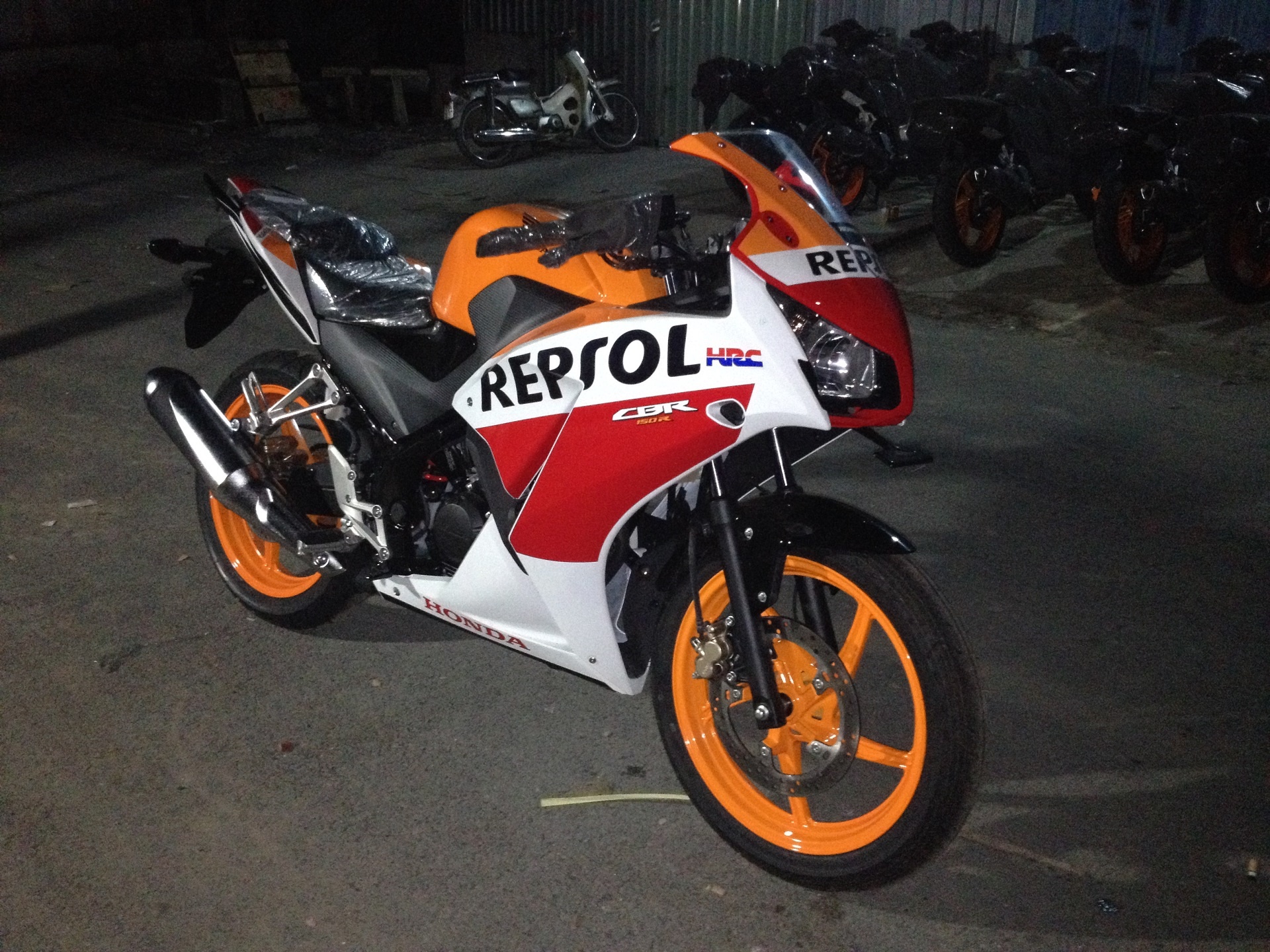Honda CBR150R 2015 den pha doi bat ngo ve Sai Gon trong dem hinh anh