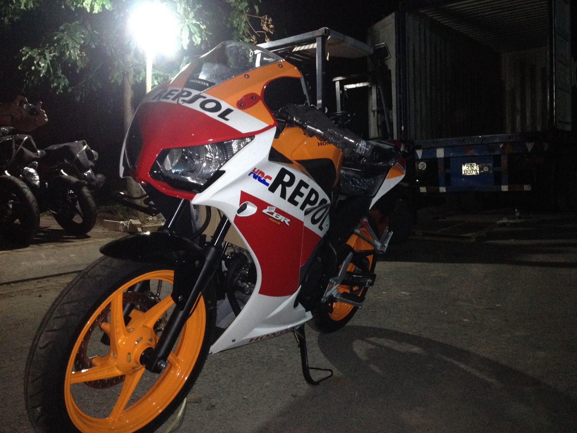 Sự thay đổi rõ rệt của CBR150R 2015 có thể dễ dàng nhận thấy ngay ở phần đầu xe, với cụm đèn pha đôi thiết kế theo cảm hứng từ những mẫu xe đàn anh thuộc dòng CBR như CBR1000RR, CBR500R, CBR300R...