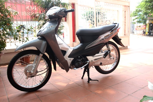 Wave Alpha có thiết kế thay đổi nhiều so với những thế hệ đầu tiên. Ảnh: Hân Nguyễn.