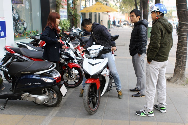 Nhiều khách hàng đăng ký chạy thử Exciter 150 trong ngày đầu có mặt ở đại lý.