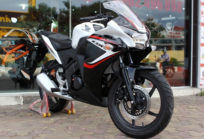 Honda CBR150R 2014 được sản xuất tại Thái Lan với kiểu dáng không có sự khác biệt so với trước đó, ngoại trừ bộ tem xe. 