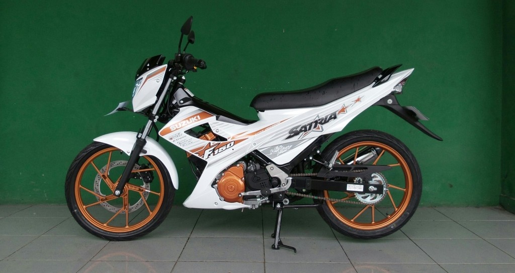 Xe con tay Suzuki Satria FU150 them lua chon mau sac moi hinh anh
