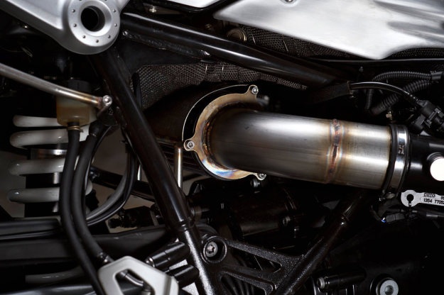 Trogn khi đó, bên dưới bình xăng được bọc bởi 5 loại vật liệu khác nhau và sử dụng tấm ốp làm từ sợi thủy tinh. 