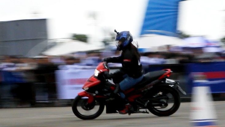 Nu biker 9X Sai Gon bieu dien Exciter 150 dieu luyen hinh anh