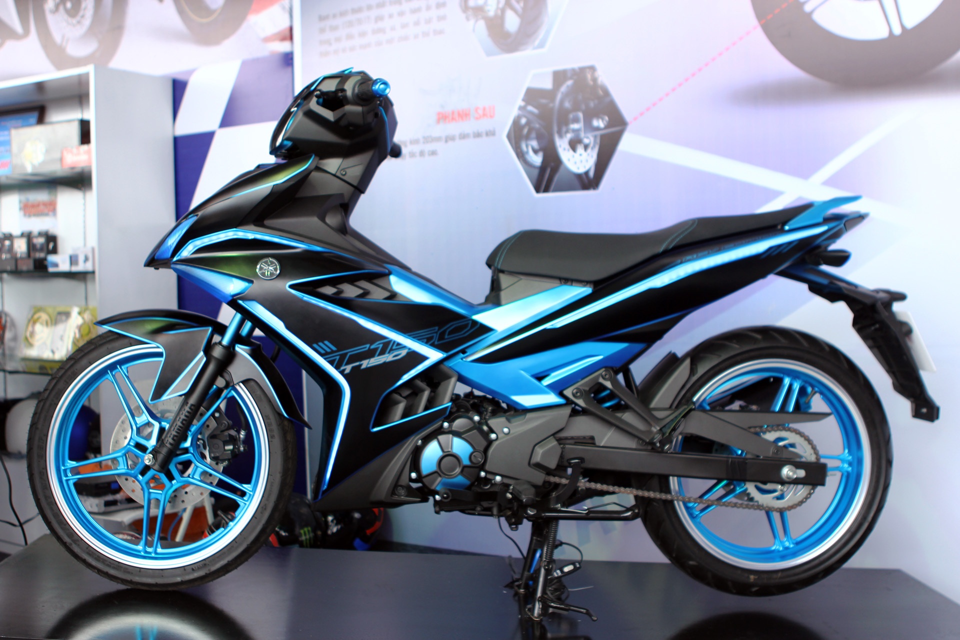 Exciter 150 mau son nham den, do den LED hinh anh