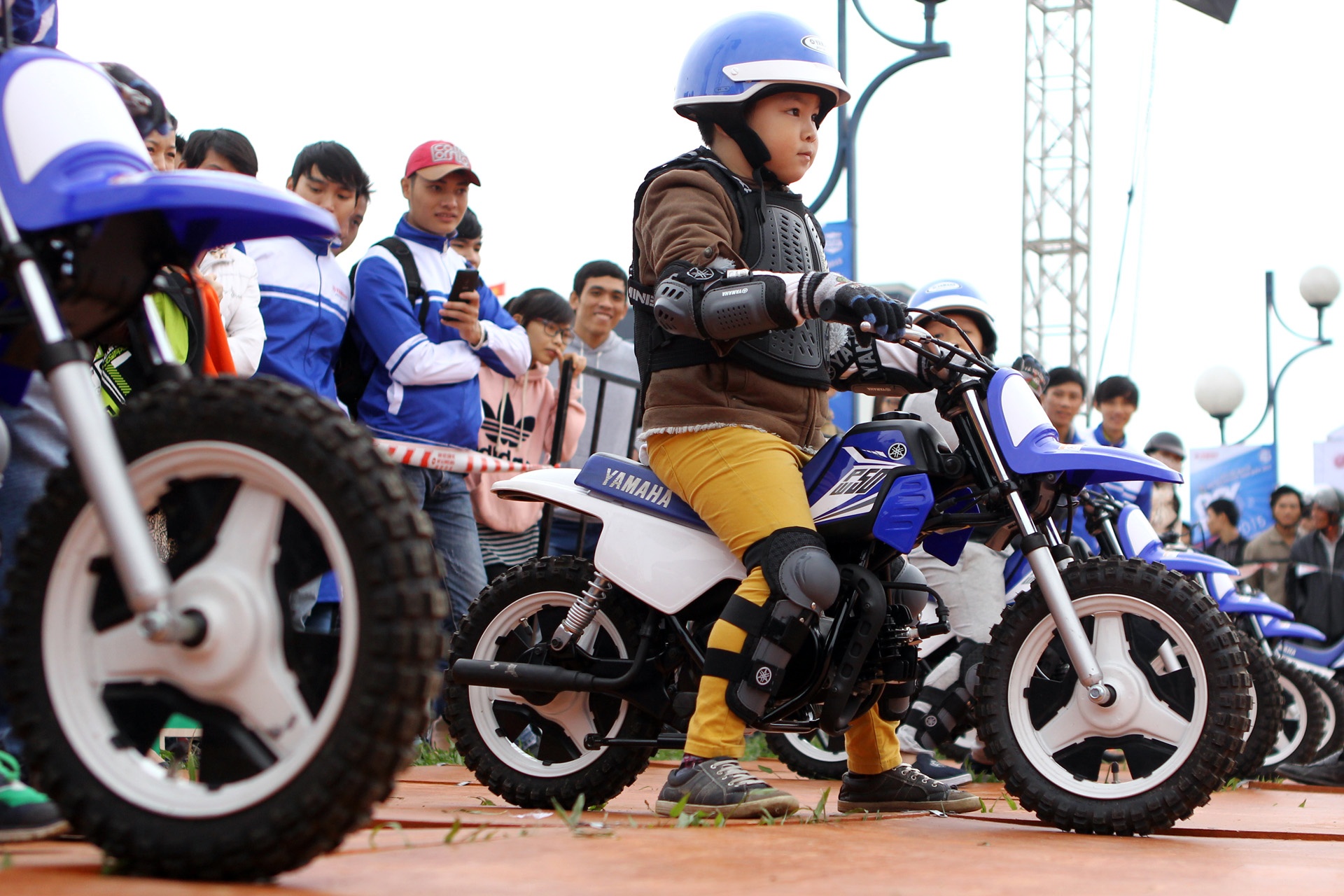 Biker nhi dieu khien xe may 2 thi cua Yamaha tai Da Nang hinh anh