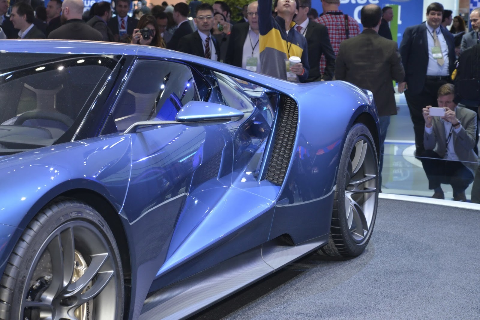 Trang bị an toàn cho xe là hệ thống phanh đĩa gốm carbon và nhiều tính năng  khác. 