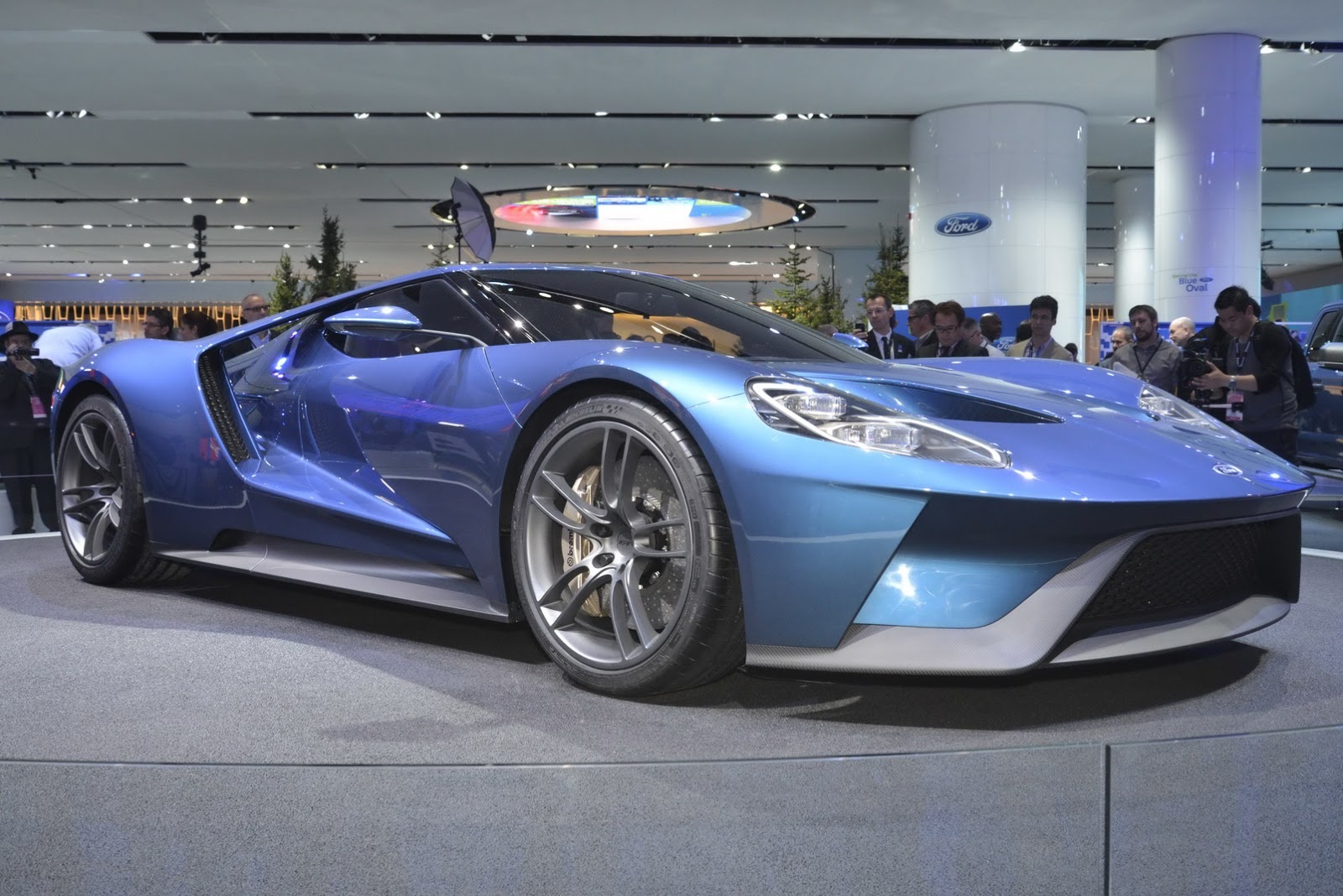 Cung cấp sức mạnh cho Ford GT là khối động cơ gắn giữ, Ecoboost 3,5 lít, tích hợp bộ tăng áp kép, có thể sản sinh công suất hơn 600 mã lực, dẫn động cầu sau qua hộp số 7 cấp ly hợp kép, những thông số kỹ thuật chi tiết hơn chauw được công bố. 