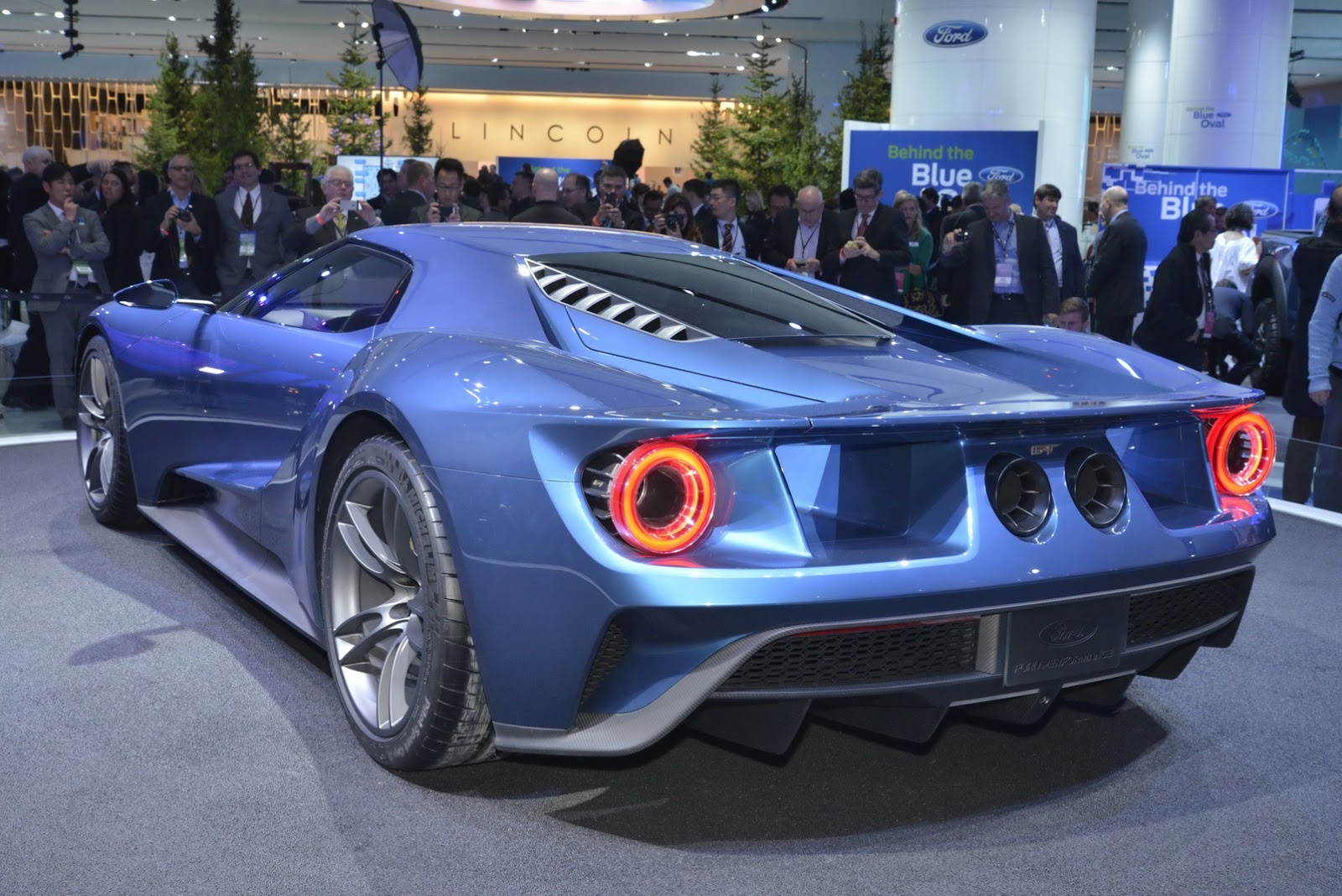 Ford GT mới sẽ được bán ra vào cuối năm sau, nhân kỉ niệm lần thứ 50 chiến thắng đầu tiên của độ đua Ford ở giải đua danh giá 24 Hours of Le Mans. 