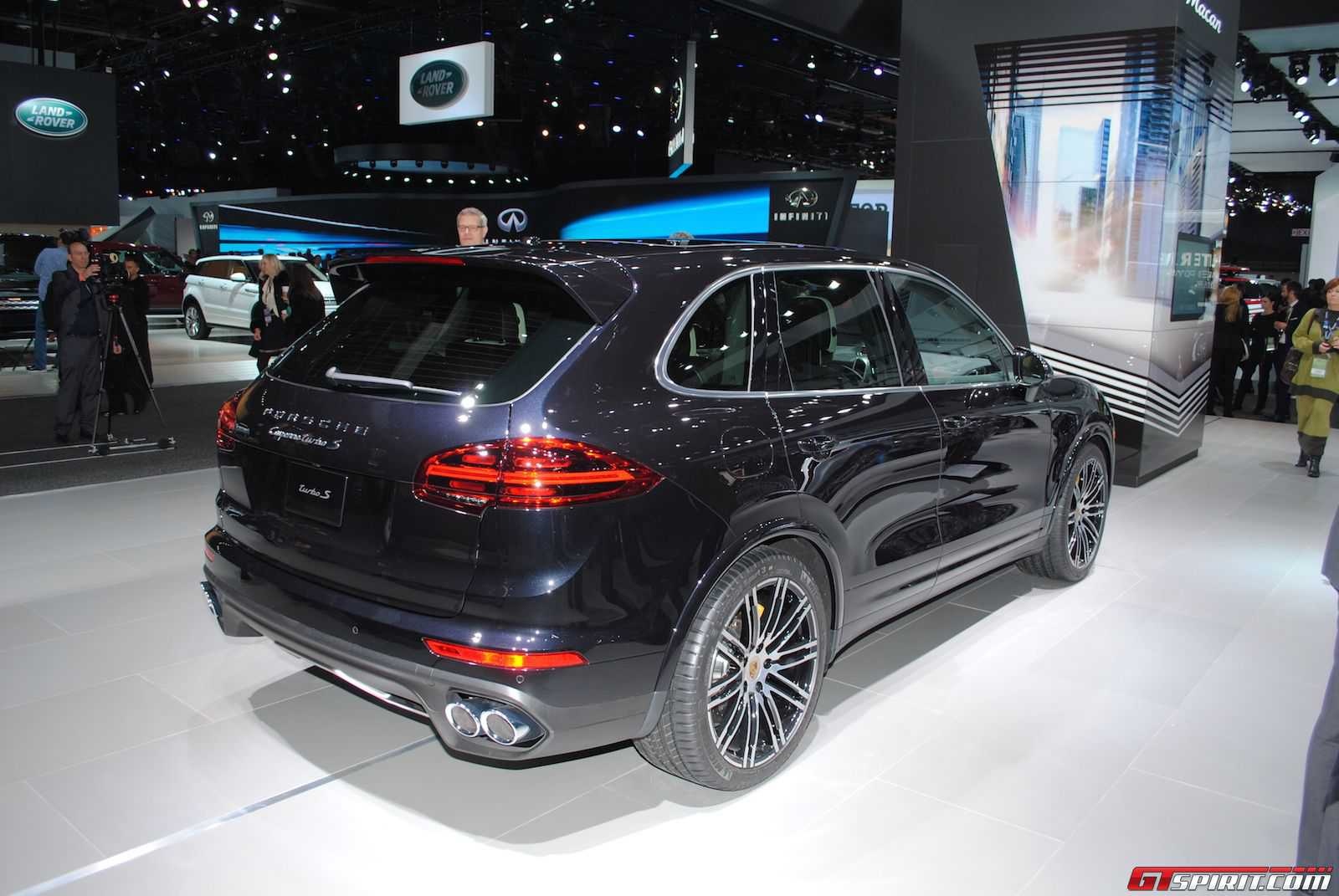 Ngoài ra, Porsche Cayenne Turbo S được trang bị tiêu chuẩn hệ thống phanh đĩa gốm carbon, đường kính 420 mm, 10 pitton phía trước. Trong khi đó, phía sau là đĩa phanh 370 mm, kẹp phanh 4 pittion.