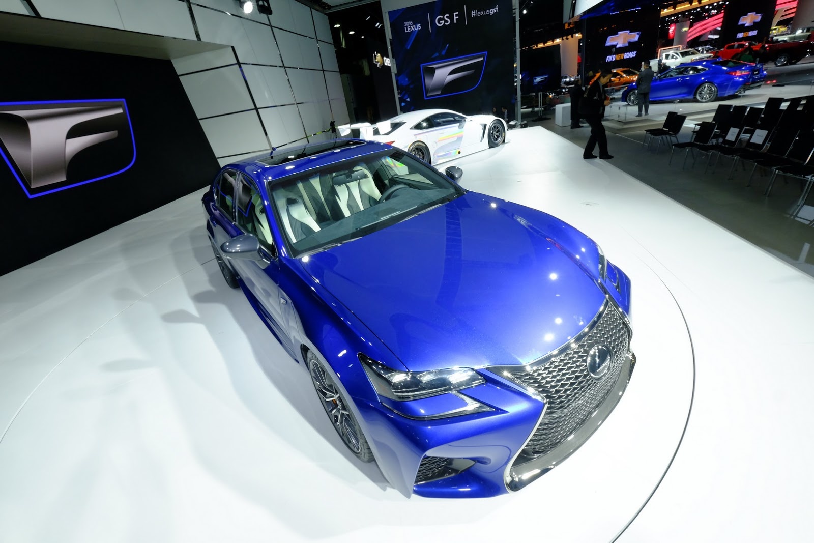 Một điều khá thú vị đó là Lexus GS F có sức mạnh nhỏ hơn so với 552 mã lực của BMW M5, tuy nhiên trọng lượng của mẫu xe Nhật Bản lại nhẹ hơn khoảng 130 kg so với đối thủ, ở mức 1.830 kg và là một trong những mẫu xe nhẹ nhất trên thị trường. Lexus GS F sử dụng hộp số 8 cấp tự động, tích hợp sang số bằng tay. 