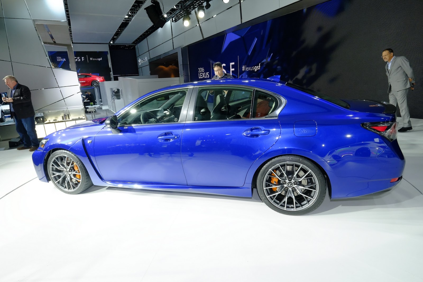 Nội thất của Lexus GS F được bọc da với 2 tông màu, hàng ghế phía trước kiểu dáng thể thao. Cabin xe được trang trí với một số chi tiết làm từ sợi carbon, vô lăng thể thao.