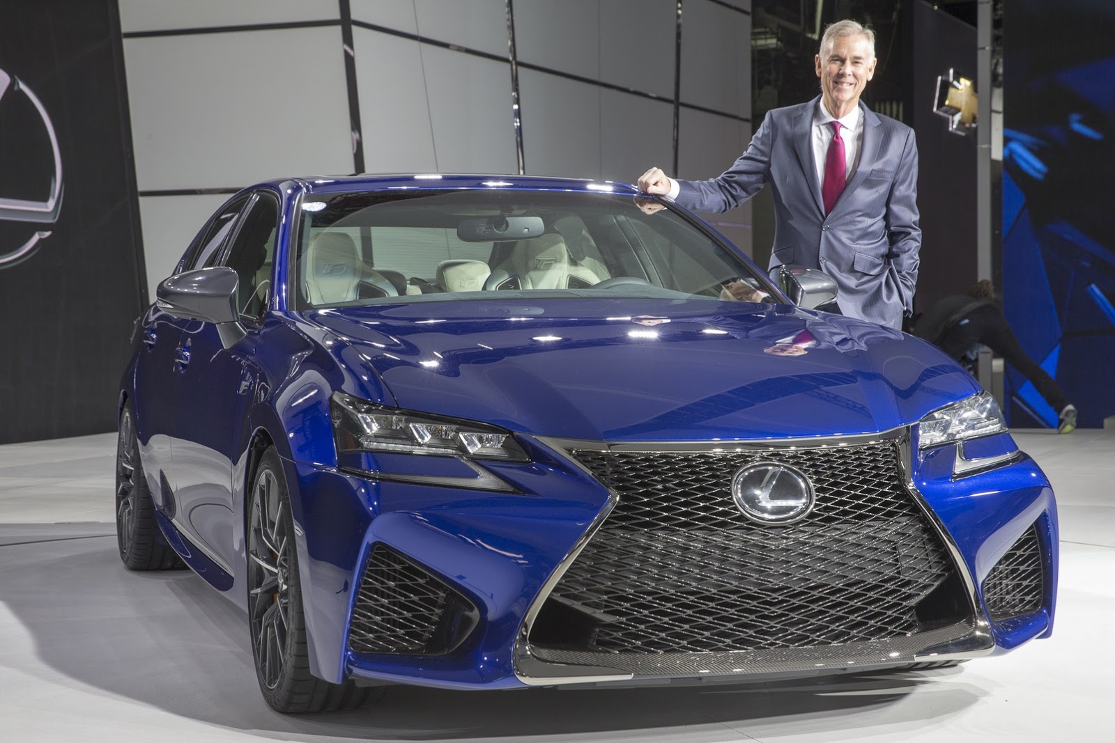 Bên cạnh đó, mẫu sedan thể thao GS F 2015 còn được trang bị 3 chế độ lái khác nhau. Mỗi chế độ lái lại mang đến những tùy chỉnh ở động cơ, khả năng lái phù hợp với từng điều kiện vận hành khác nhau. 