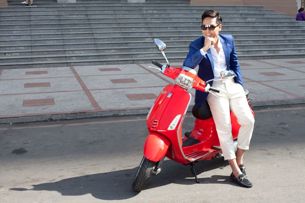 MC Phan Anh lich lam cung Vespa Sprint hinh anh