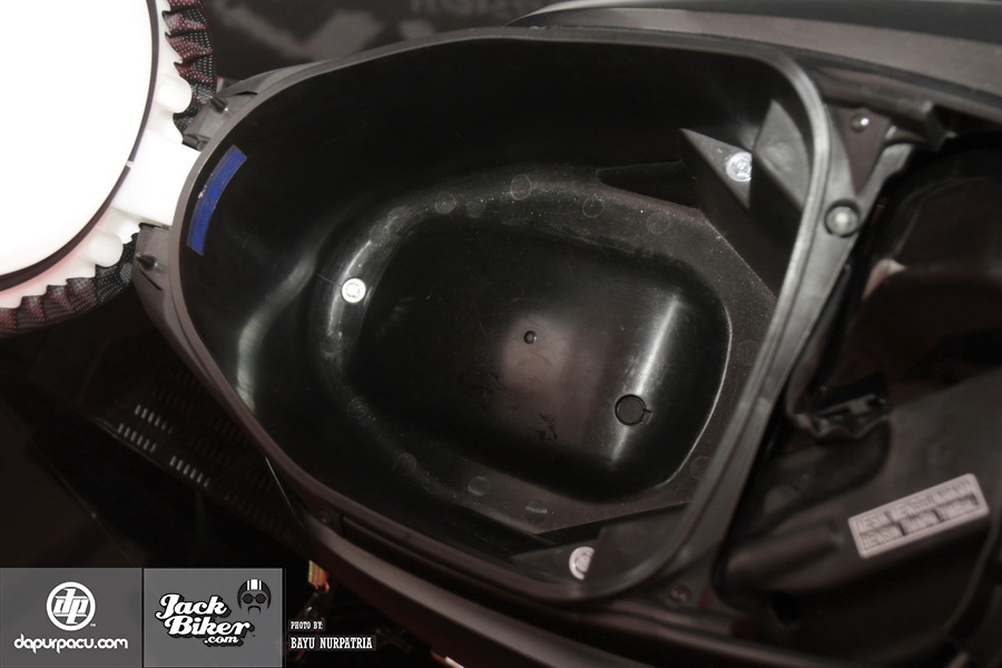 Cốp đựng đồ phía dưới yên xe có thể chứa vừa 1 mũ bảo hiểm. 