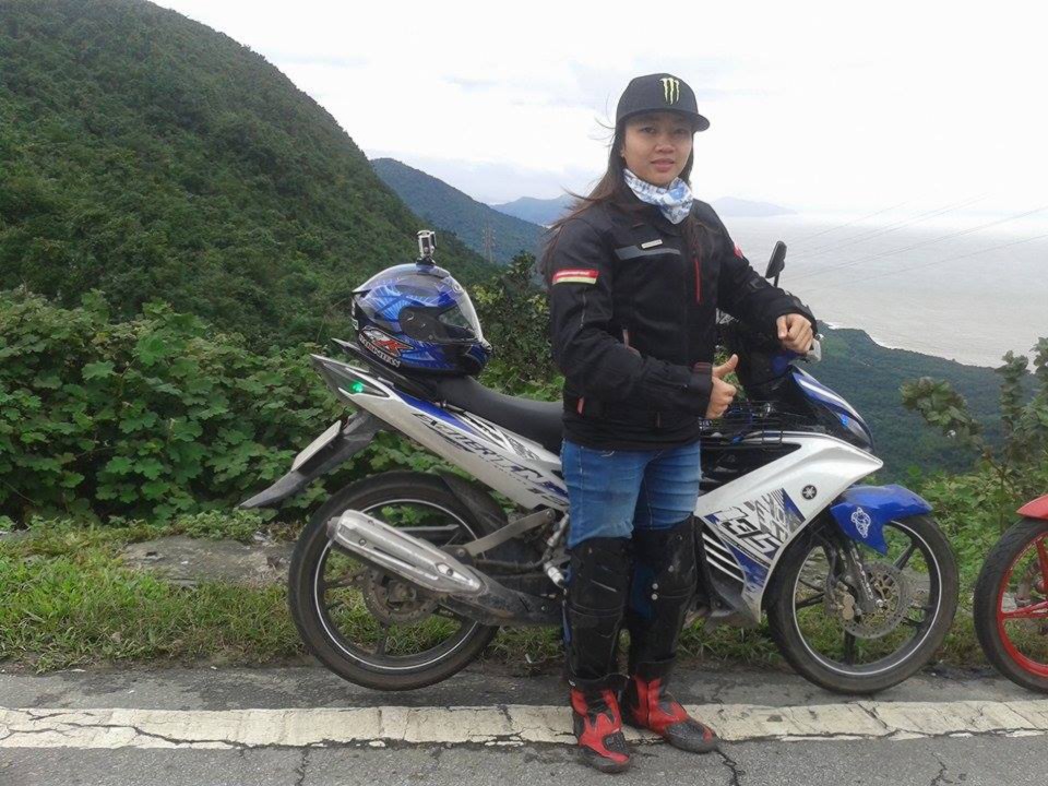 Nữ biker 9x bên chiếc Exciter 135 GP. Ảnh: NVCC