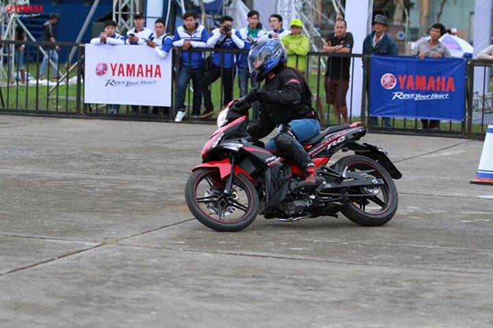 Hình ảnh Đoan Trang biểu diễn phần thi gymkhana tại