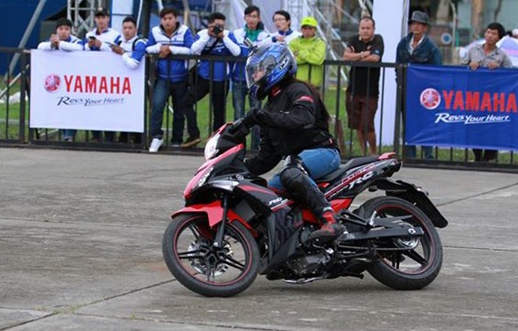 Nu biker 9X bieu dien Exciter 150 nuoi uoc mo do suc quoc te hinh anh