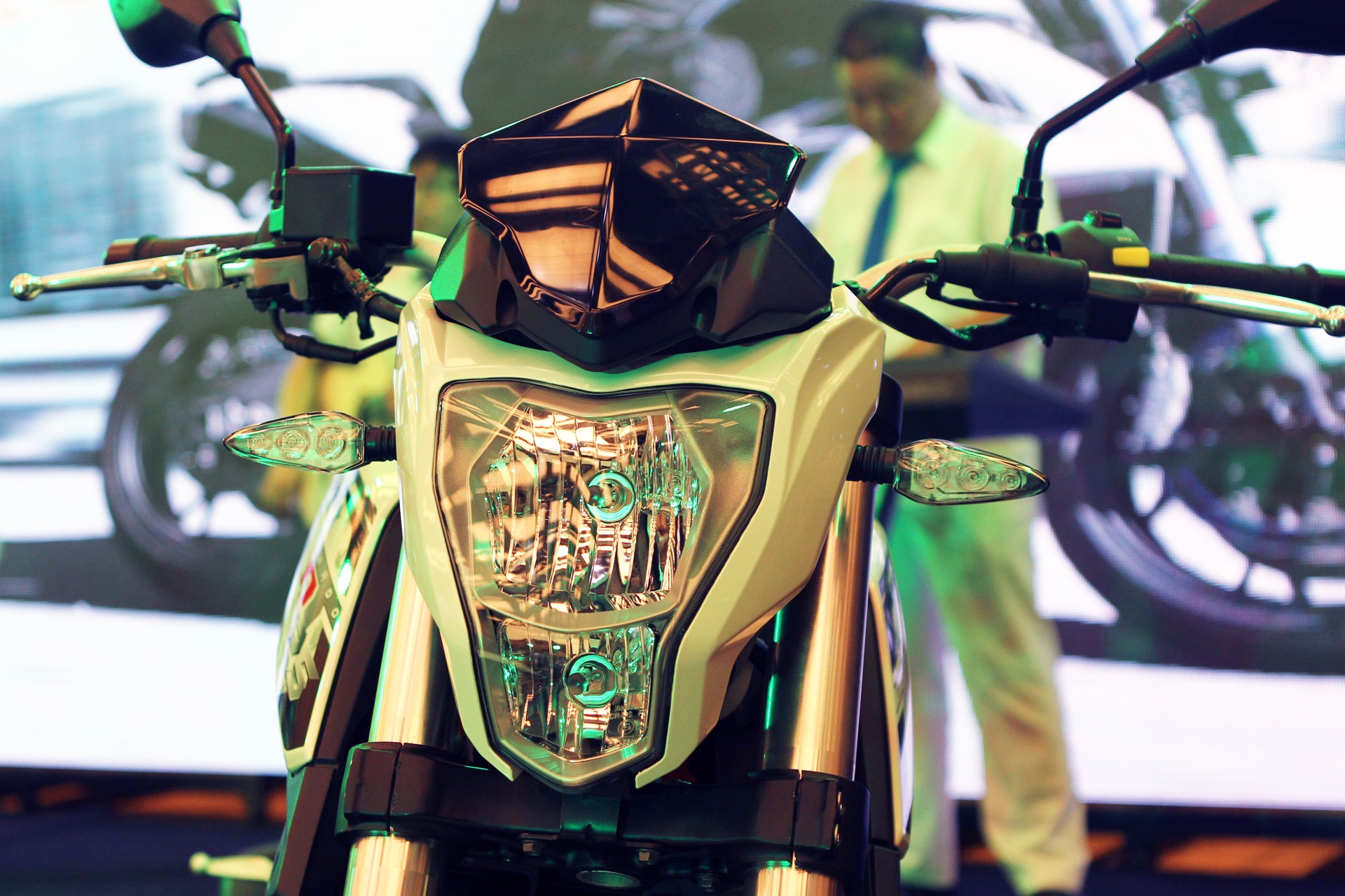 Thiết kế cụm đèn pha khá bắt mắt với những đường nét tương tự như trên mẫu BN302. Cụm đèn pha được chia tách thành 2 phần. Đèn xi-nhan nhỏ được bố trí 2 bên. 