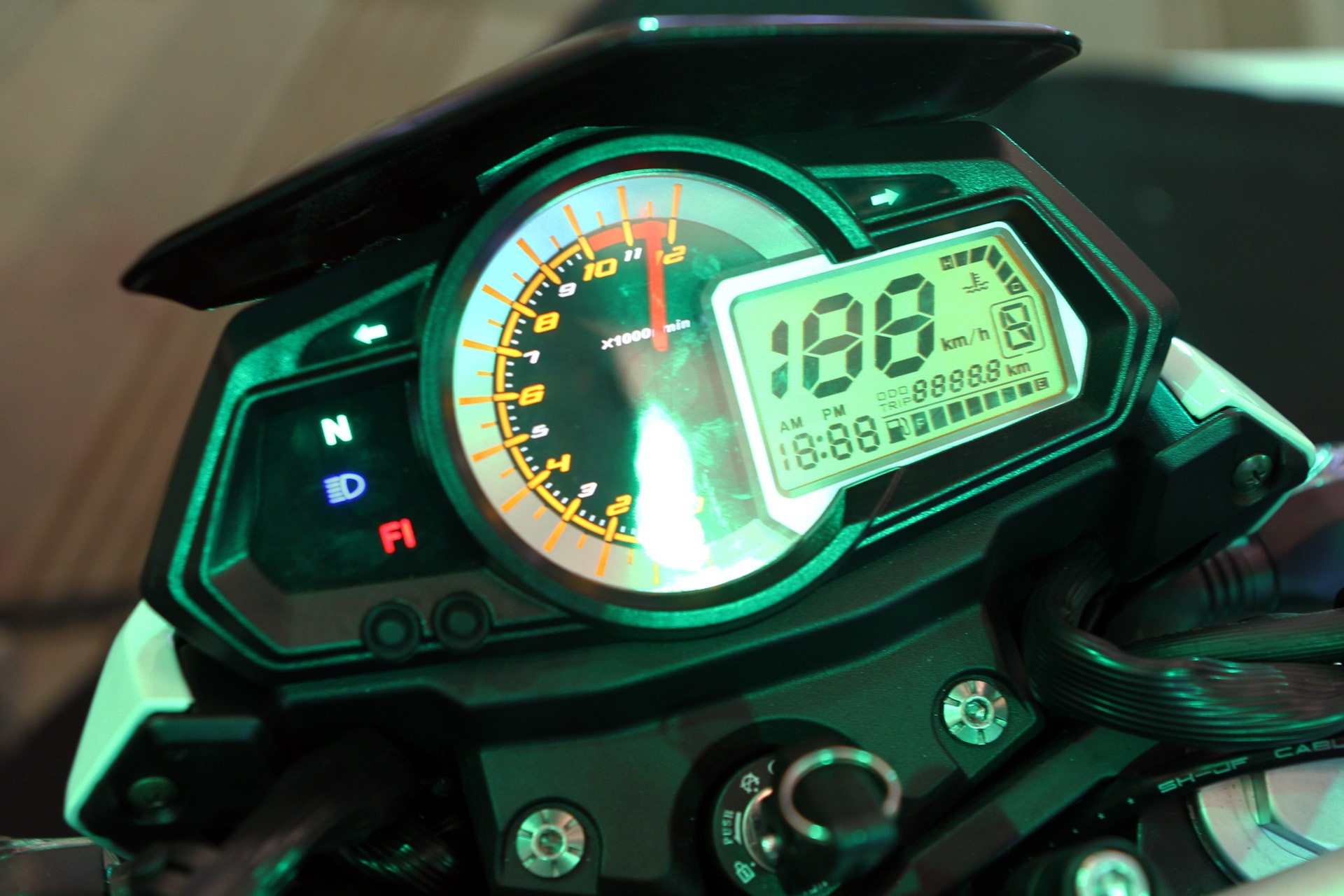 Cụm đồng hồ hiển thị tích hợp công nghệ analog và điện tử hiện đại. 