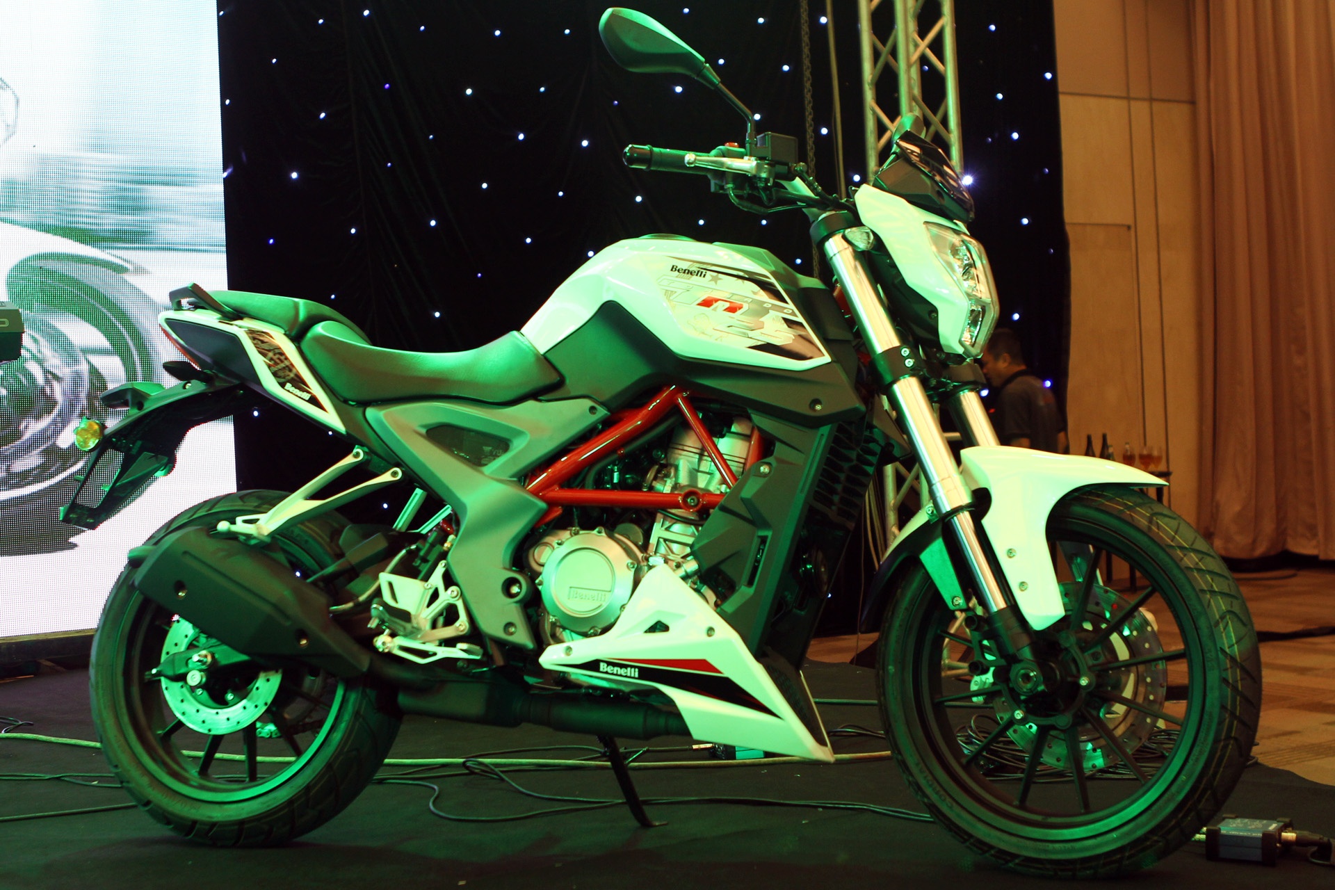 Can canh naked bike 250 phan khoi gia mem cua Benelli tai VN hinh anh