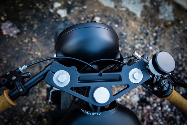 Không chỉ thay đổi ở thiết kế, khối động cơ già nua của mẫu CB 750 đời 1995 cũng được tinh chỉnh lại. Hệ thống bánh răng, dây đai, ổ trục… được thay thế. Bộ phận tiếp nhiên liệu cũng được chỉnh sửa lại. Bên cạnh đó, hệ thống điện của chiếc CB 750 được làm lại hoàn toàn và sử dụng ắc quy Lithium-ion nhỏ đặt bên dưới gắp sau. 