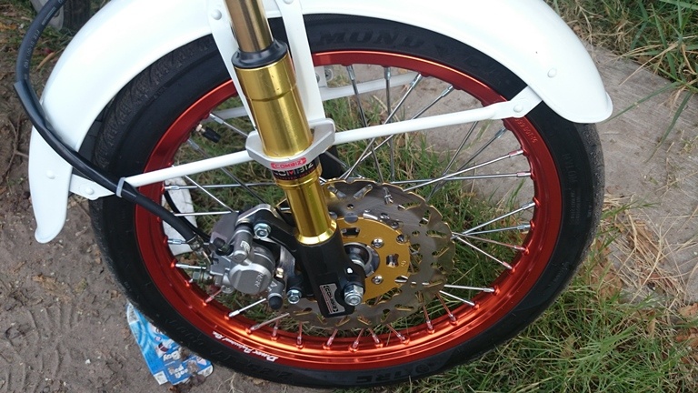   Chiếc xe chỉ giữ được phần máy, khung sườn, các phần còn lại đều là đồ chơi mới. 