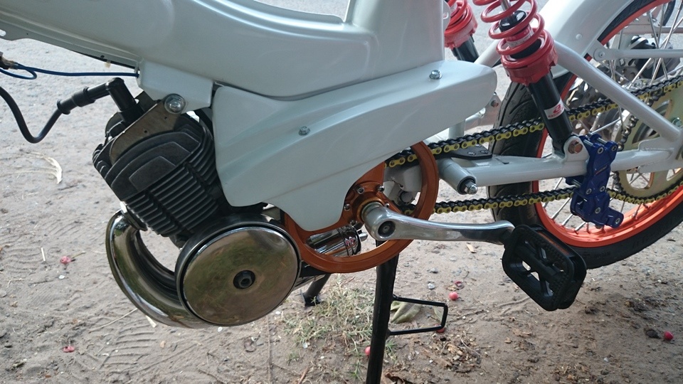 Xe được sơn màu trắng chủ đạo và có điểm xuyết một vài chi tiết màu đỏ. 