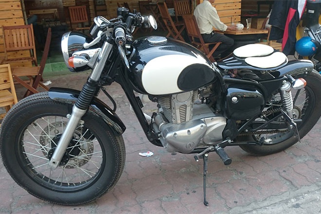 Xe được trang bị bộ lốp và tay lái ngang đặc trưng của dòng cafe racer.  