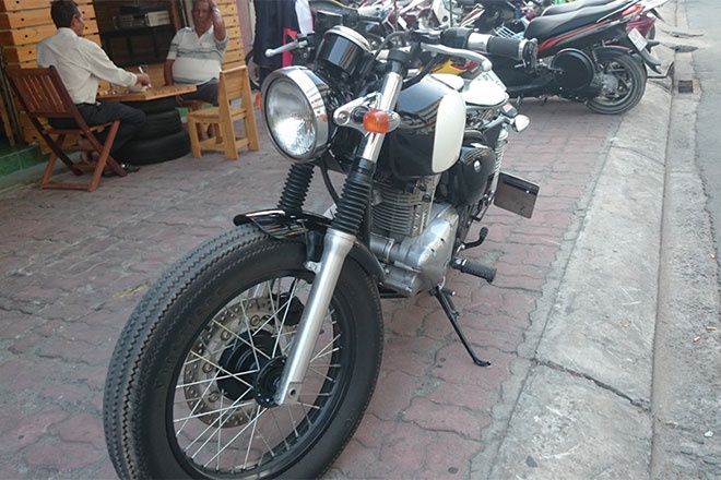 Để tạo cho xe một phong cách đúng chất cafe, anh Hùng đã đặt bộ lốp thừa cùng nhiều phụ tùng từ Mỹ về và tự lắp đặt. 