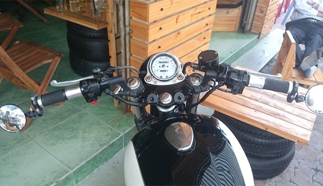 Tuy nhiên đồng hồ trung tâm và tay lái được đổi theo đúng chất cafe racer.