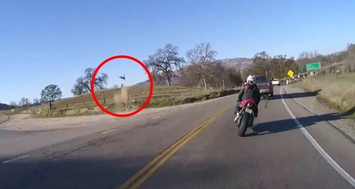 Biker vao duong cua loi gap tai nan nghiem trong hinh anh